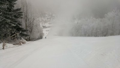 Unterer Teil der "Slalomák" mit laufender Beschneiung.