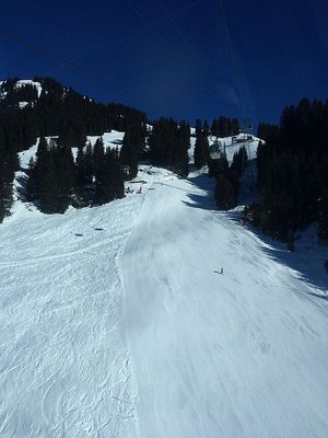 Blick auf die wunderschöne schwarze Abfahrt 5 zur Mittelstation Bort