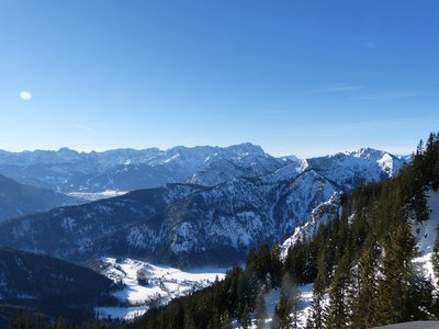 Von der Laber Bergstation hat man ein tolles Pano nach Garmisch (und man erkennt links hinten auch schon den Gudiberg-Skihang)