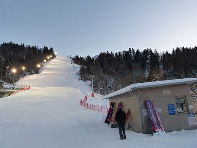 Es war gerade kurz vor 17.00 Uhr. Das Flutlicht war auch schon an.