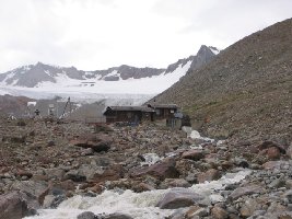 Die Pegelstation der Glaziologen am Vernagtbach auf 2635 m. Wenn man naturwissenschaftlich fit ist und sich dafür begeistert ein Traumjob.