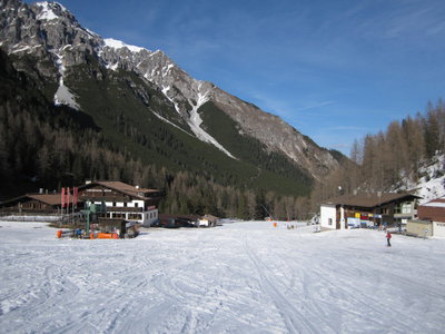 Schlicker Alm (1.643 m), ganz rechts die Talstation des 4-CLD Sennjoch (1.645 m)