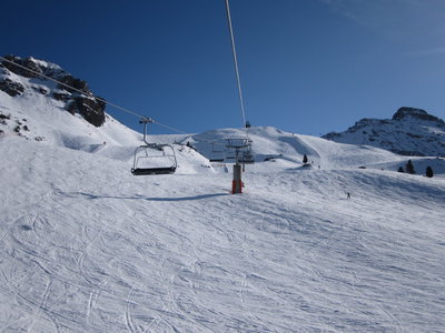 4-CLD Sennjoch, darunter die Mitterjoch-Abfahrt (links) und Zirmach-Abfahrt (rechts), rechts im Hintergrund der Niedere Burgstall