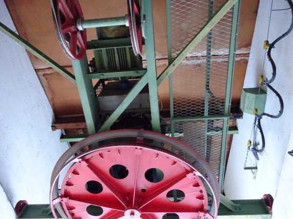 Neuer Elektromotor, der Lift hatte mal einen Dieselmotor und Zahnkranzantrieb