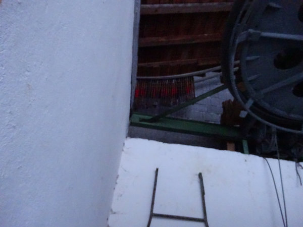 Das Highlight: Es sind noch die alten Holzbügel vorhanden