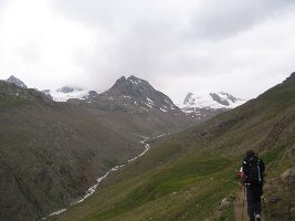 Blick ins Vernagttal. Der Weg führt fast horizontal zum Talboden. Die Vernagthütte steht in der genauen Bildmitte auf der 1850er Moräne.