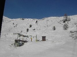 Bild aus 2003:
<br />Talstationsbereich des Skiliftes &amp;quot;Chiesso&amp;quot;, der durch eine 4KSB ersetzt wurde.
