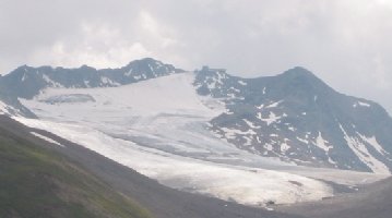 Skigebiet Schnalstaler Gletscher. Man sogar ohne Fernglas eine Pistenwalze fahren sehen. Am oberen 4 SB siehts noch richtig schneeig aus, auch zu den SLten Finail sollte es noch passabel gehen. Haben die einen Sommereinstieg?