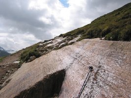 Gletscherschliffe am Platteiberg. Der Stock dient dem Größenvergleich.