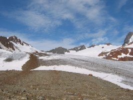 Zurückweichende Schwarzwandzunge. Links sieht man schön, wie sich eine ehemalige Mittelmoräne auf dem Gletschervorfeld abhebt.