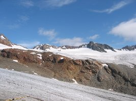 Blick auf die Schwarzwandzunge. Hier hat der Gletscher im Sommer 2003 am meisten an Eisdicke eingebüßt - bis zu 8 Meter!