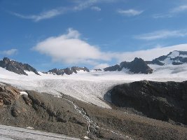 Die Mittlere Zunge des Vernagtferners (Taschachjochbereich). Man kann die kleine Moräne des letzten Vorstoßes von 1982 erahnen.