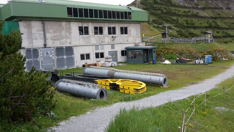 An der Bergstation Kreuzjoch: Anlieferung von Bersgtationsteilen
