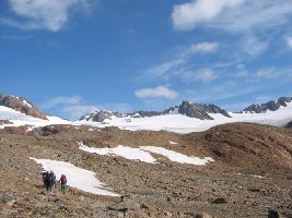 Wanderung durch das Moränengelände im Gletschervorfeld.