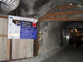 Der abgesperrte Querstollen ist ca. 25m lang, also kein weiter Weg bis zur Bahn.