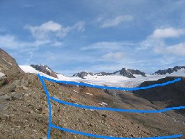 Hier habe ich wieder versucht den alten Gletscherstand einzuzeichnen. Heute kaum vorstellbar. Dabei der hat der Gletscher immer noch 8,5 km² Fläche.