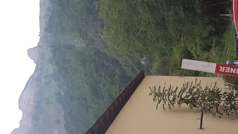 Blick von unten von der Anfahrtsstrasse