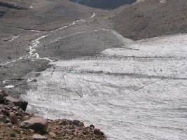 Zerfallendes Zungenende der Schwarzwandzunge. Das sieht man den großen Rissen (keine Spalten!), d.h. das Eis ist nicht mehr sehr dick und wird einfach einbrechen und zerschmelzen. Ist der Massennachschub erst einmal abgebrochen kann der Längenverlust dann