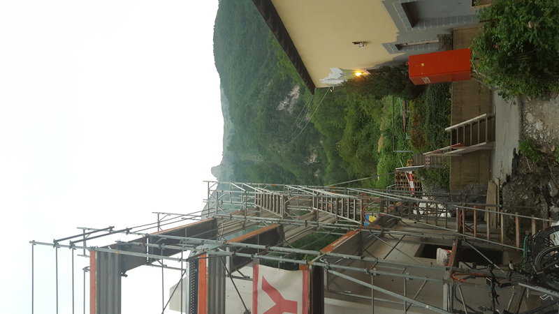 Links der Neubau, rechts das alte Talstationsgebäude