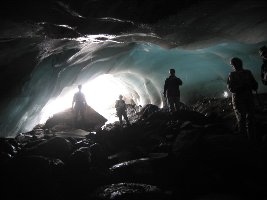 Unter dem Gletscher.