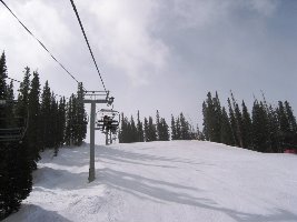 Manchmal schien auch die Sonne. Drangvolle Enge auf der Piste...