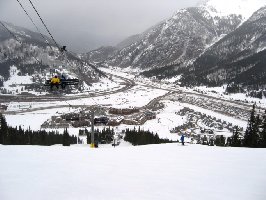 Hier sieht man schön die Kurve der Interstate und den riesigen Gratis-Parkplatz Alpine, von dem aus die Shuttle-Busse zu allen Talstationen fahren