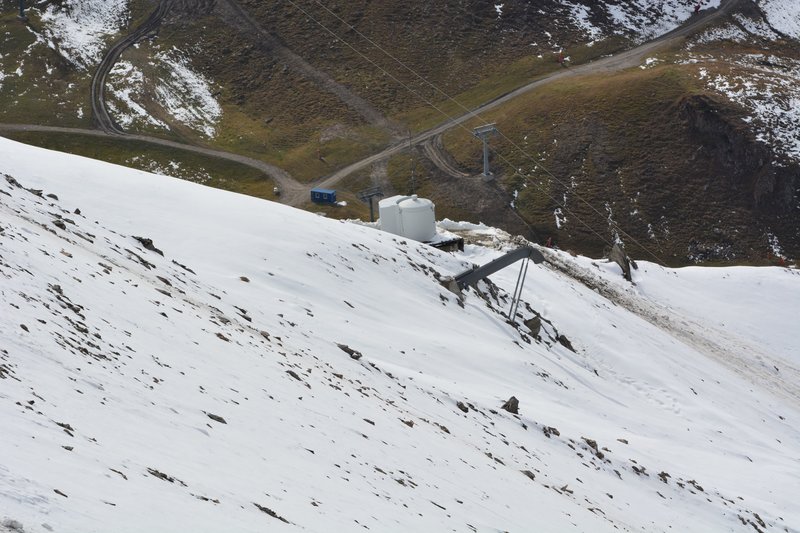 Vorne die Lawinensprengeinrichtung und hinten der letzte Baucontainer