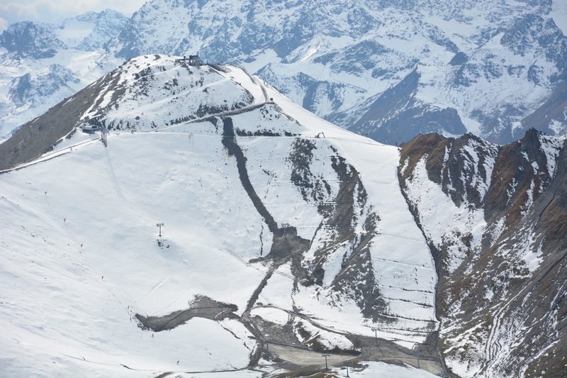 Der Bagger hat sich nun schon bis zur schwarzen Abfahrt durchgepflügt.<br />Nun sind auch die neuen Lawinenverbauungen gut sichtbar.