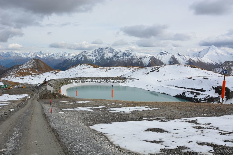 Erhöhung der Beckenmauer des Speicherteichs beim Flimsattel