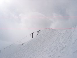 Um auf die Abfahrt zu gelangen ist ein Sprung über die Wächte angesagt, oder etwas Querung. Ideales Tiefschneegelände...