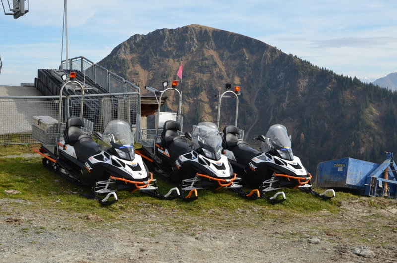 3 der 4 neuen Motorschlitten