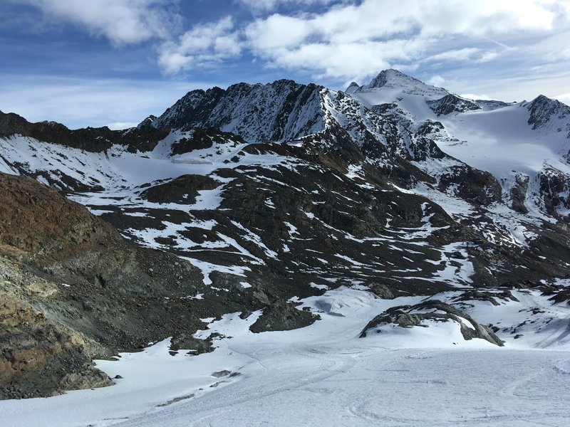 Im Bild die drei Schneedepots unterhalb des Gaiskarferners.