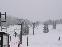 Hochgelegenes Anfängerrevier, leider langsamer und unbequemer Lift