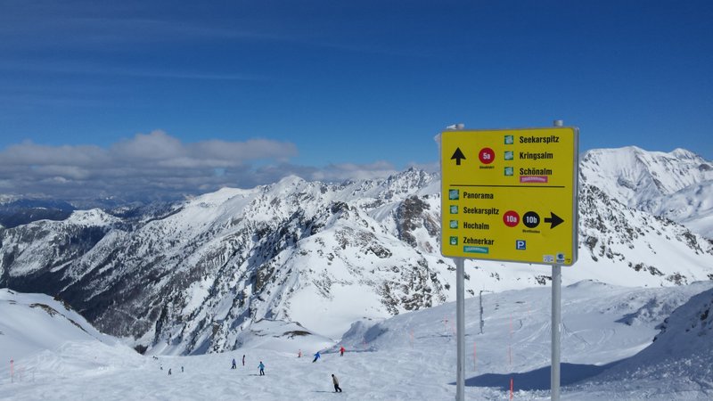 Blick auf die rote Panoramaabfahrt