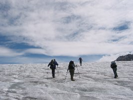 So kann man sich unsere Gletscherexkursion in etwa vorstellen. Mit den Steigeisen geht es sich angenehm und schnell auf dem Eis.