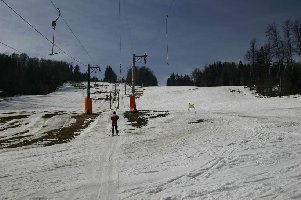 ... während die rechte noch gewalzt und befahrbar war. Nur noch der Poma ist in Betrieb, beim Bügelschlepper ist die trasse teilweise schon aper.