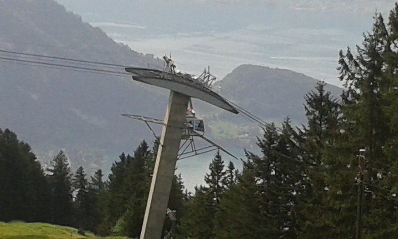 Masten mit Kabine im Hintergrund