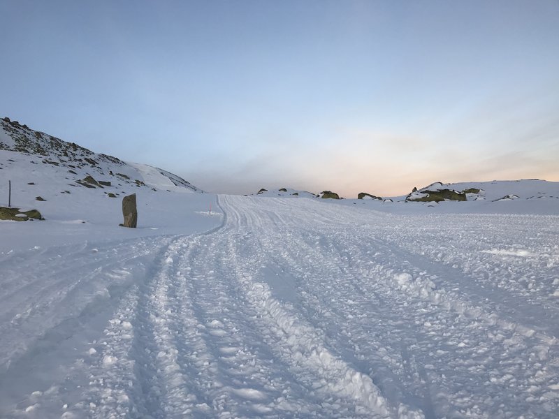 Panorama Piste auf Seite Fiescheralp bereits in voller Breite gewalzt