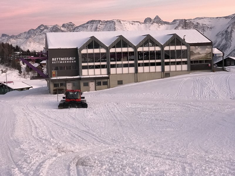 Wieder im Dorf. Durch das Dorf kann bereits auf den Skiern gefahren werden