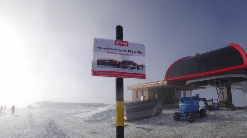 Baustelle Jufen Bergstation und Eröffnungsankündigung.