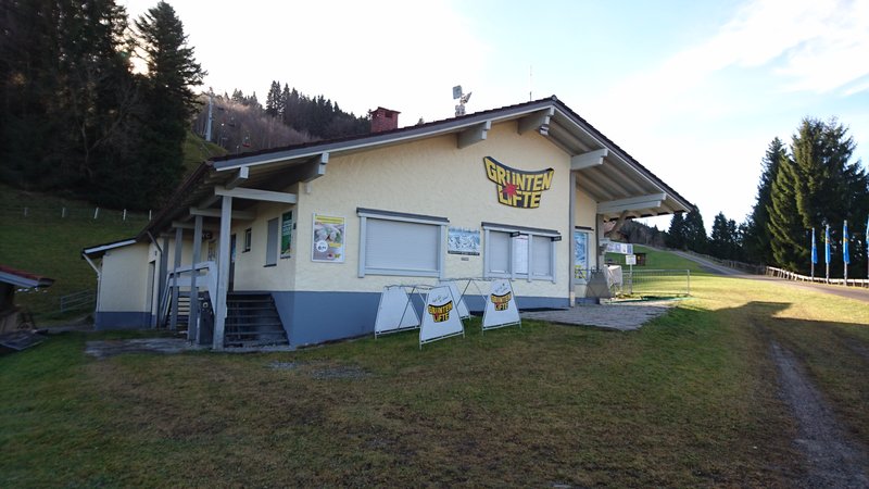 Von außen sieht die Hütte verlassen aus, die Post kommt täglich und wird wieder ein paar Briefe ein