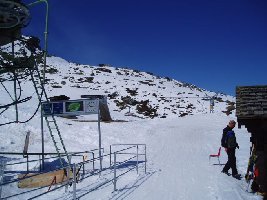 Bergstation des Doppelsessellifte Les Cretes, Talstation Lona 1