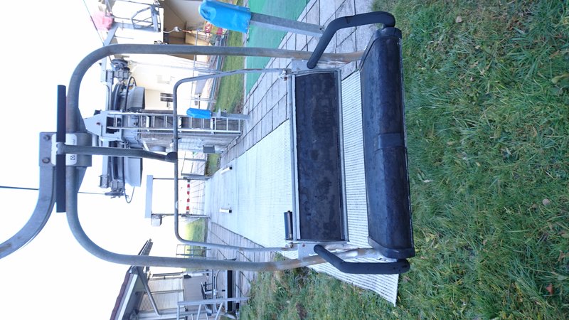 Nach Saisonende wurde überhaupt nichts gemacht, nur schnell ein wenig die Anlagen verpackt und das restliche Stehen gelassen. Auch sehen die ganzen Gehänge und Sessel recht ungepflegt aus. Da hätte vor Jahren was gemacht werden müssen.