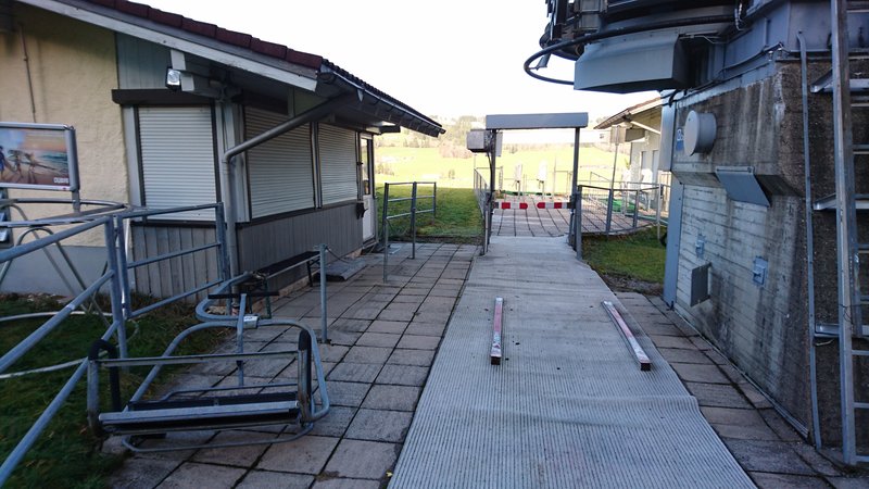 Zwei Sessel sind vom Seil genommen, ein Teil der Klemme fehlt