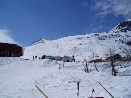 hinten der Doppelsesellift les Cretes