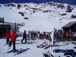 Buvette Orzival, daneben der Skilift Orzival