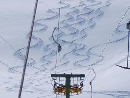 Der Tiefschnee war nicht virklich so pulvrig wie er aussah, sondern hatte eine harte Kruste