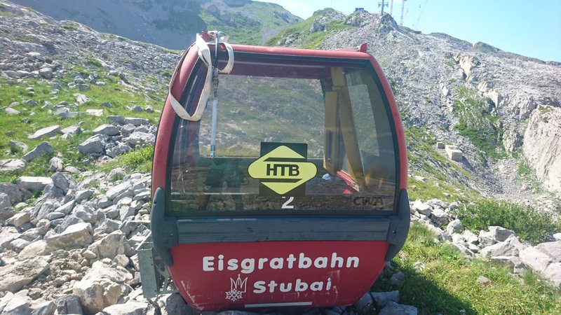 Irgendwann im Hochsommer; eine Kabine der ehemailigen ZUB Eisgrat (Stubaier Gletscher) hat sich hier her verirrt - jetzt hat sie auf ihre alten Tage doch auch nochmal was Schönes gesehen :P ;)