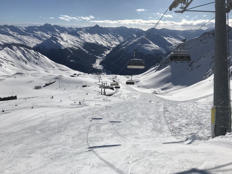 Erste Fahrt um 10.34 Uhr. Geeeeenial. Zwar etwas weicher Schnee, aber mit so wenigen Leuten stört das nicht.
