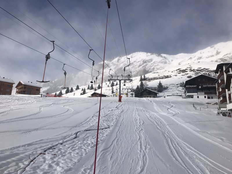 Am Trainerlift mit der Baustelle auf der Piste